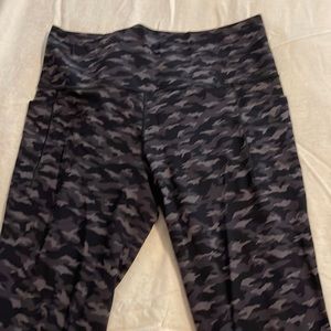 Athleta Salutation Stash Pocket II printed 7/8 tight Camo